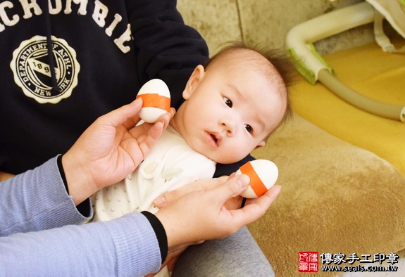 剃胎毛、滿月剃頭、嬰兒剃頭、嬰兒理髮、嬰兒剃髮、嬰兒剃胎毛、嬰兒滿月剃頭、寶寶剃頭、剃胎毛儀式、剃胎毛吉祥話、滿月剃頭儀式、滿月剃頭吉祥話、寶寶剃胎毛、寶寶滿月剃頭理髮、 新北新莊區剃胎毛、新北新莊區滿月剃頭、 新北新莊區嬰兒剃頭剃胎毛、新北新莊區嬰兒理髮、新北新莊區嬰兒剃髮、邱寶寶(新北新莊區到府嬰兒寶寶滿月剃頭理髮、免費到府嬰兒剃胎毛儀式吉祥話)。到府剃頭剃胎毛主持、專業拍照、DVD光碟、證書。★購買「臍帶章、肚臍章、胎毛筆刷印章」贈送：剃頭、收涎、抓周，三選一。2016.01.09 照片3